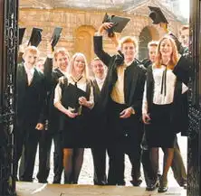 牛津大学将准许男生穿短裙丝袜