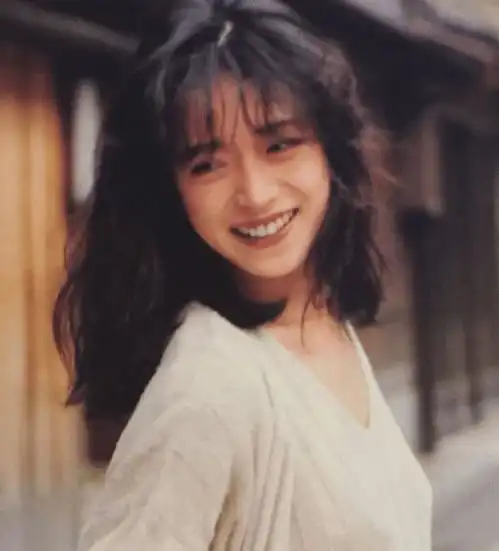 王祖贤视她偶像,张国荣向她表白,她却为渣男割腕自杀,自毁一生