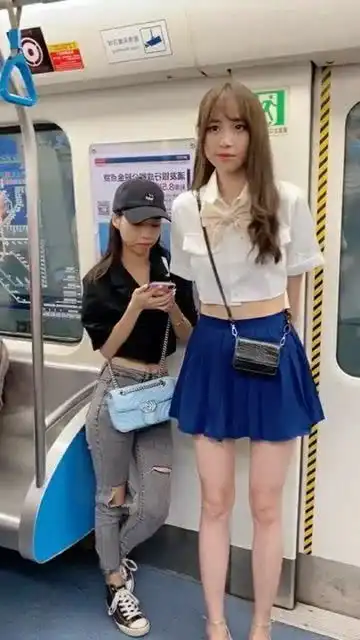 前男友一看到漂亮的闺蜜,还是走不动道,看来还得老娘帮一把,不要太感谢我