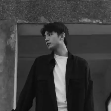 伤感黑白男生头像,现在和未来做一个快乐的人