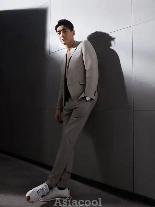 林更新光影绅士大片释出绝佳身材比例尽显时尚帅气