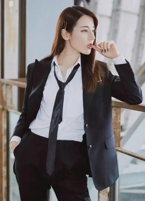 迪丽热巴穿西装一个地方亮了,是绑了束带看上去很霸气