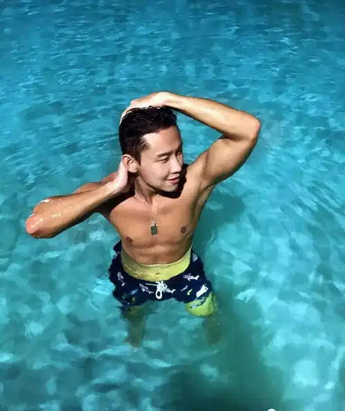 撑爆泳裤,这位韩国肌肉帅哥实力不俗