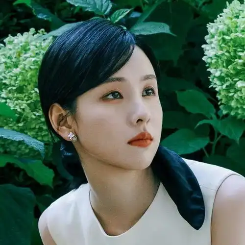 陈都灵一身白裙清纯可人提裙转圈仙气十足