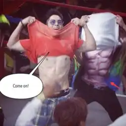 同样是掀上衣秀腹肌,吴建豪太耿直输了给他,网友这也能作假