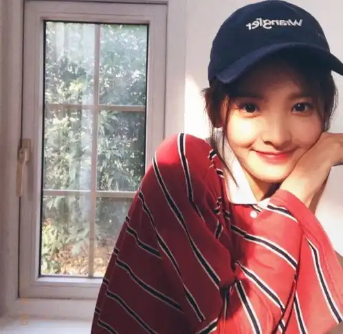 章若楠头像章若楠低马尾蓝衬衫,演绎初恋的纯粹