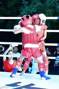 这场充满男性荷尔蒙的比赛首进社区就看得人血脉贲张