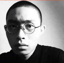 一个板寸头戴眼镜的男人应该是画家艺术家我想知道他是谁如图