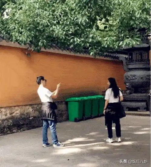 张智霖袁咏仪带儿子逛街,13岁魔童又瘦又高,继承父母高颜值