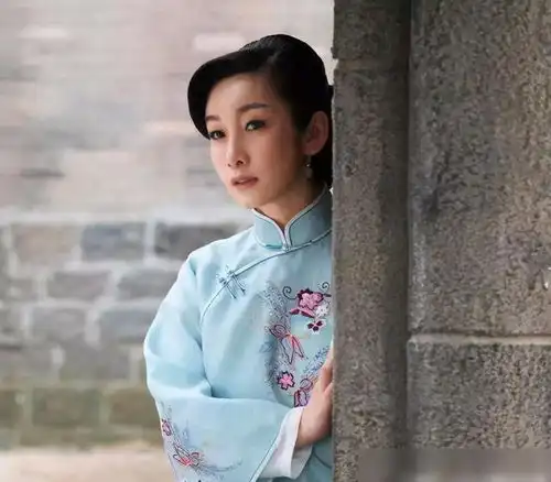 她京剧出身片酬过亿,嫁给大七岁丈夫,儿子却从不肯喊她一声妈