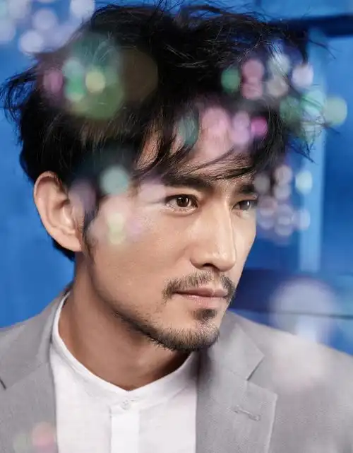 张晓晨灰色质感西装出镜,彰显儒雅气质