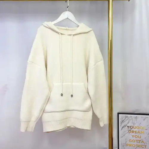 马上霜降穿毛衣,太俗气瞧下图女人穿卫衣,穿出优雅高品味