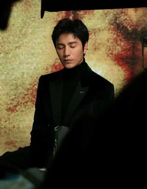 44岁陈坤少年感十足身穿丝绒西服贵气满满,其中阔腿裤是亮点