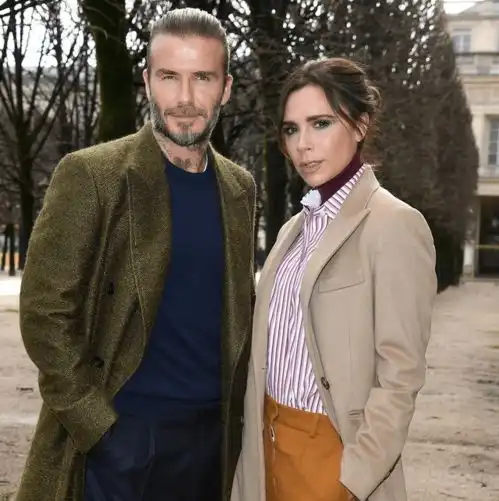 贝克汉姆怼脸拍帅出新高度45岁植发后年轻十岁,一双花臂真吸睛