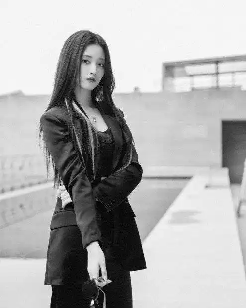 女王驾到,徐艺洋穿黑色西装既性感又霸气,造型好看极了