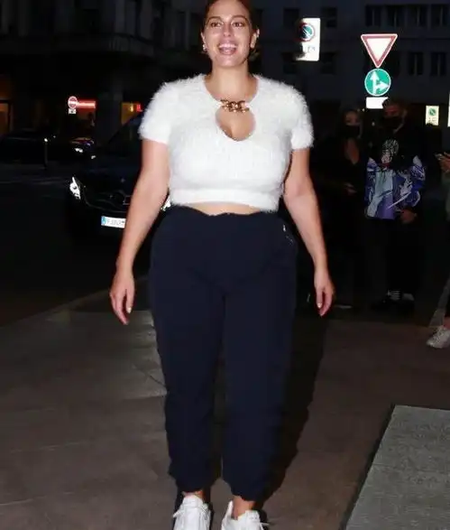 180斤大码超模现身腰线却纤细,给微胖女生打造出了穿衣模板