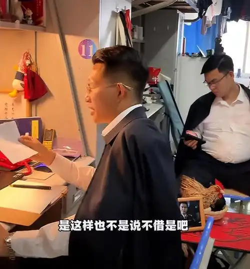 男生宿舍考公入戏太深,清一色的行政夹克,校长比我还有派