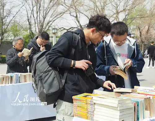 北京古旧书市集受欢迎
