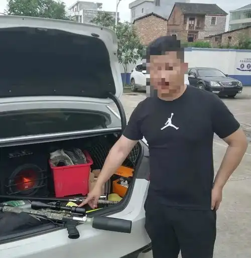 车内搜出刀和枪两男子被拘