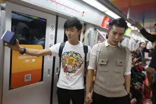 北京彩虹地铁现男男求婚基友的疯狂之举获祝福