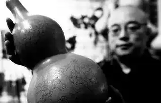 男子改行刻葫芦做工细致的砑花葫芦能卖上万元