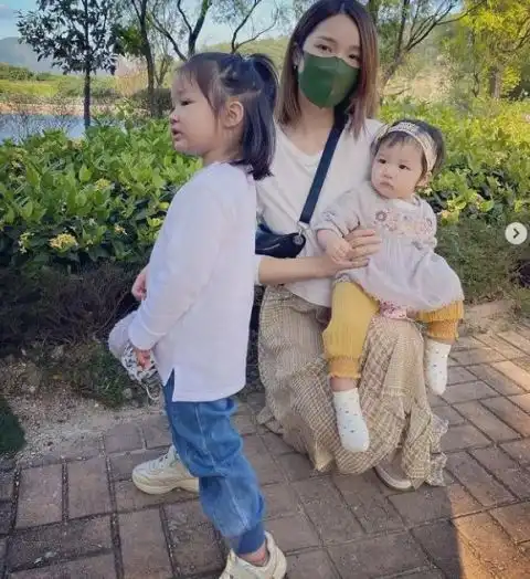 李亚男晒怀抱女儿温馨合影俩萌娃正脸出镜一个像爸一个像妈