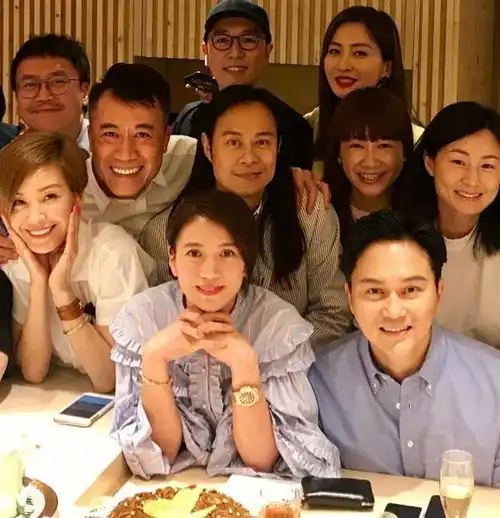 48岁袁咏仪晒素颜照,白衬衫配马尾美得自然,张智霖叠穿衬衫好帅