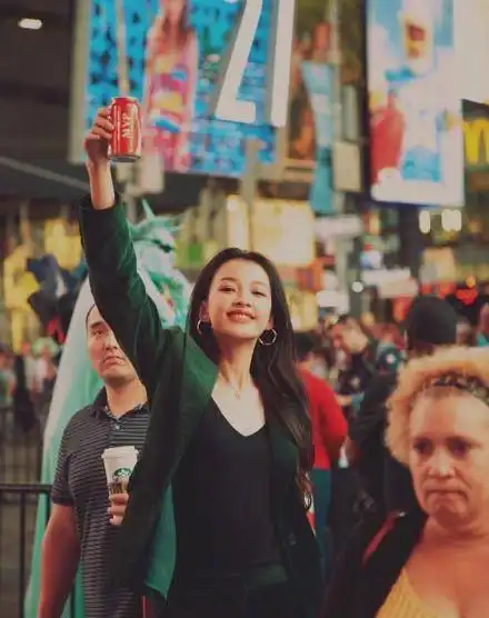摩登辣妈孙怡,深夜街头解锁西装男友风,酷和美之间只需一个眼神