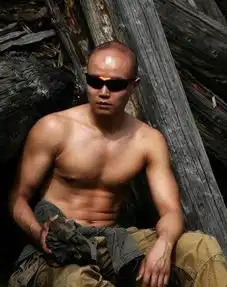 乐嘉发裸照秀身材猛男腹肌是这样养成的