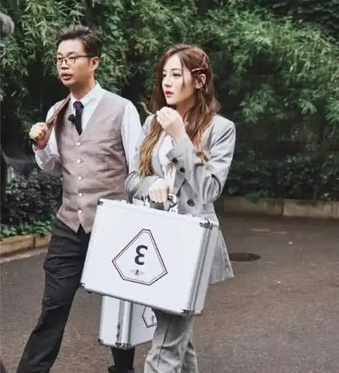 迪丽热巴新剧造型,一身香槟色西装好显眼,快来学她的西装穿搭