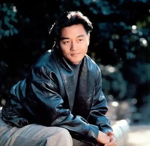 他曾与谭咏麟齐名,因一句话惹怒张国荣遭封杀,今沦为低保户