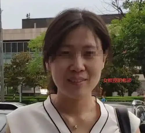 疯传45岁女教授为22岁学生离婚男生被保研,被质疑有利益输送