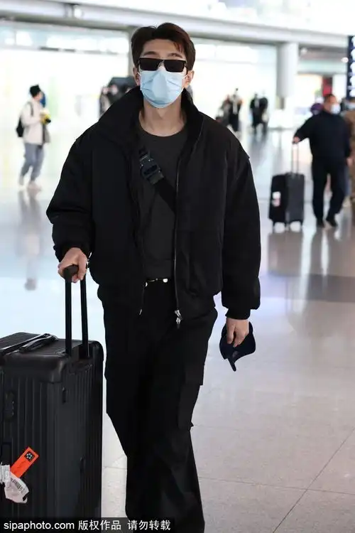 组图金瀚全黑look低调现身机场型男穿搭戴墨镜酷帅十足
