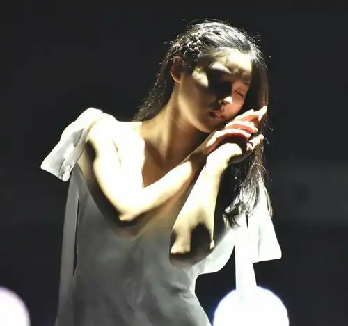 深夜和男星在街上拥抱心机发言引众怒,她是日本女性讨厌的同性典范