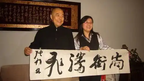 66岁张铁林凄苦晚年曝光坐在轮椅上无法走路一幅字画卖百万