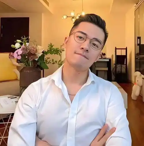 建议穿白衬衫的男生,剪这3款发型,潮流帅气,轻熟有魅力网易订阅