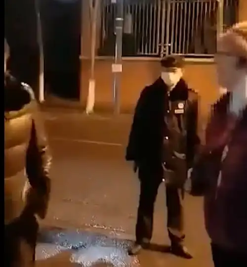 上海女业主不戴口罩,遭劝阻怒怼保安乡巴佬,老娘不怕你