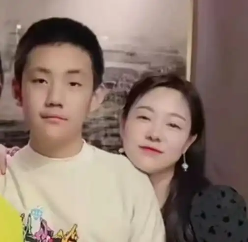 王小宝与异母儿女罕同框,父子三人共用一张脸,13岁儿子比他还高