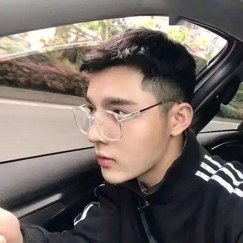 适合戴眼镜男生的发型,挑一款耍帅去吧