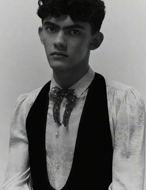 英剧心跳漏一拍主演乔洛克时尚大片,18岁少年气质纤细