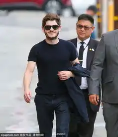 组图男星伊万一身黑衣现身街头墨镜遮面耍酷