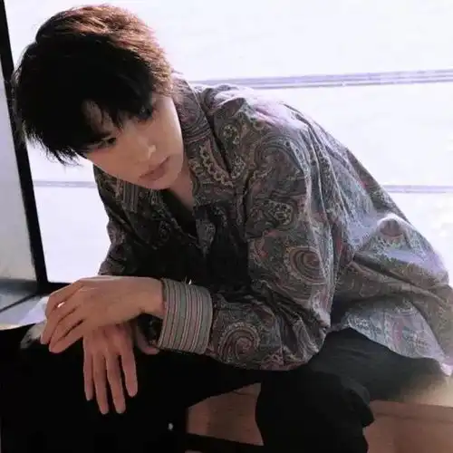 男生头像无由颂