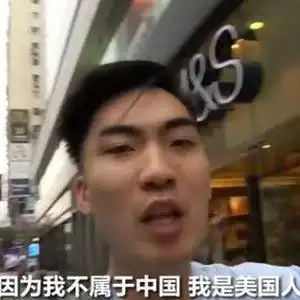 亚裔男模被美国白人女性种族歧视,被认为是瘦弱的娘娘腔的