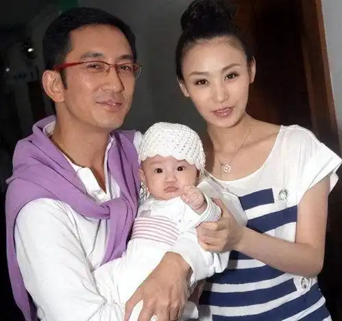 13岁吴熙儿飞广州与爸爸团圆,眉宇间神似吴启华,身高遗传石洋子