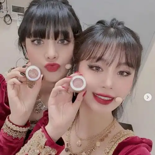 戴口罩照样是最亮眼的星学韩妞用闪闪发光的眼影,征服男人吧