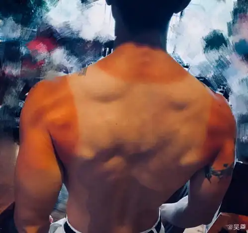 吴尊自曝想晒更黑不擦防晒,身体大片晒伤像涂了层酱油,看着都疼