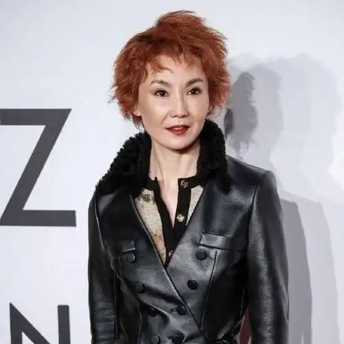 张曼玉包裹严实现身机场,脱下外套后纹身抢镜