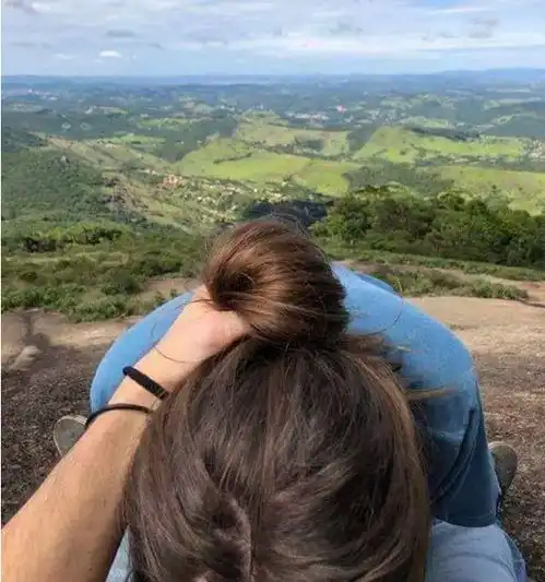 一个真正的男人,会帮他心爱的女人扎头发