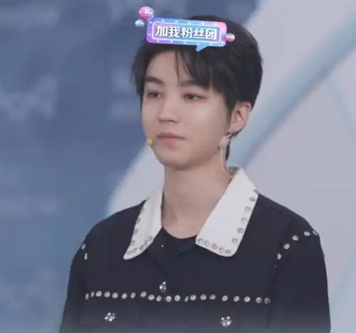 王俊凯黑色工装造型亮相品牌直播,还被身边男模特的身高惊讶到