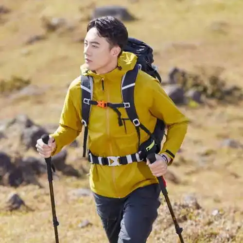 防水透气轻量,适合春季穿着,2024年6大国产品牌冲锋衣